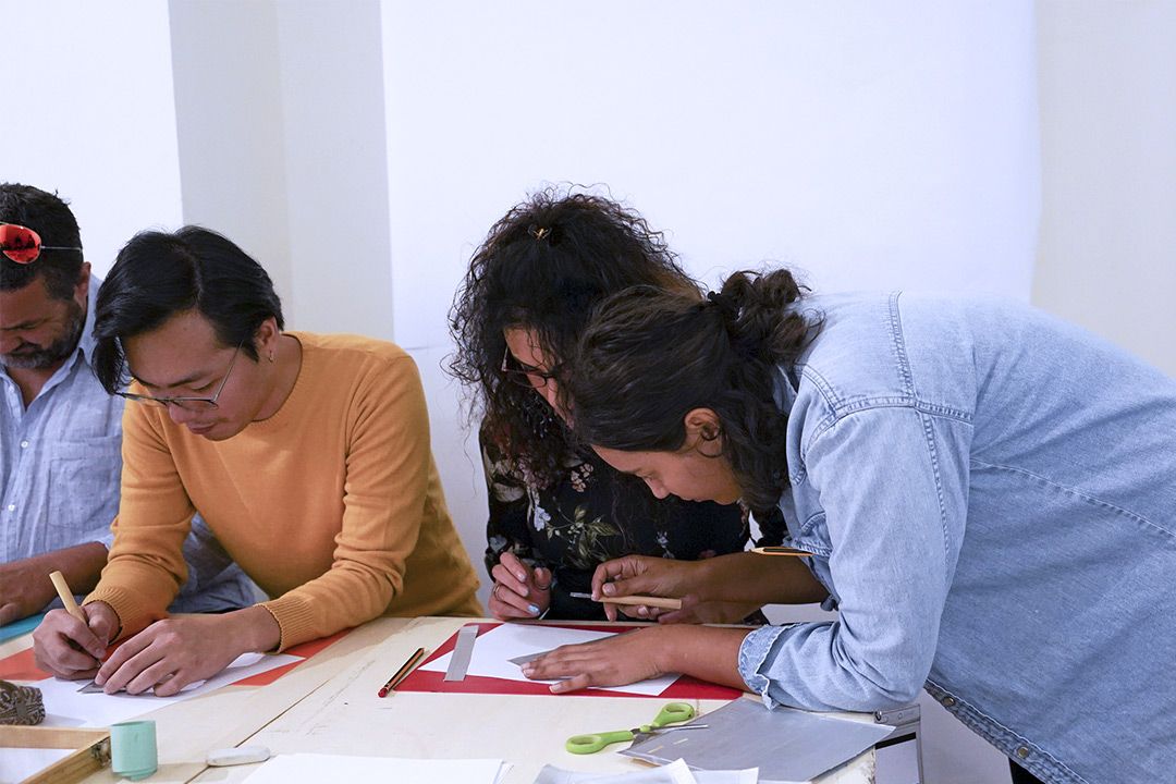 Arianna D'Agostino e gli altri partecipanti durante Calcografia creativa a Cose Belle Festival