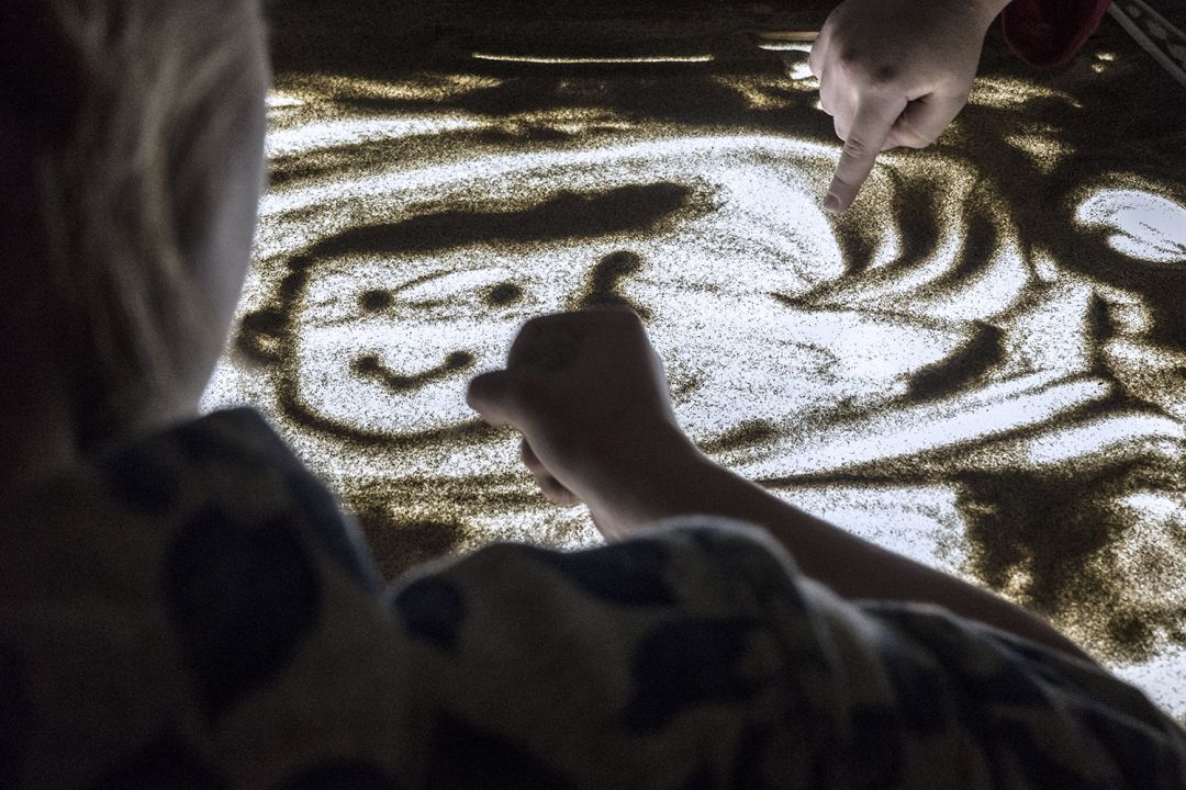 Disegni sulla sabbia durante Sand art, il Tavolo creativo tenuto da Vittorio Pignataro, a Cose Belle Festival