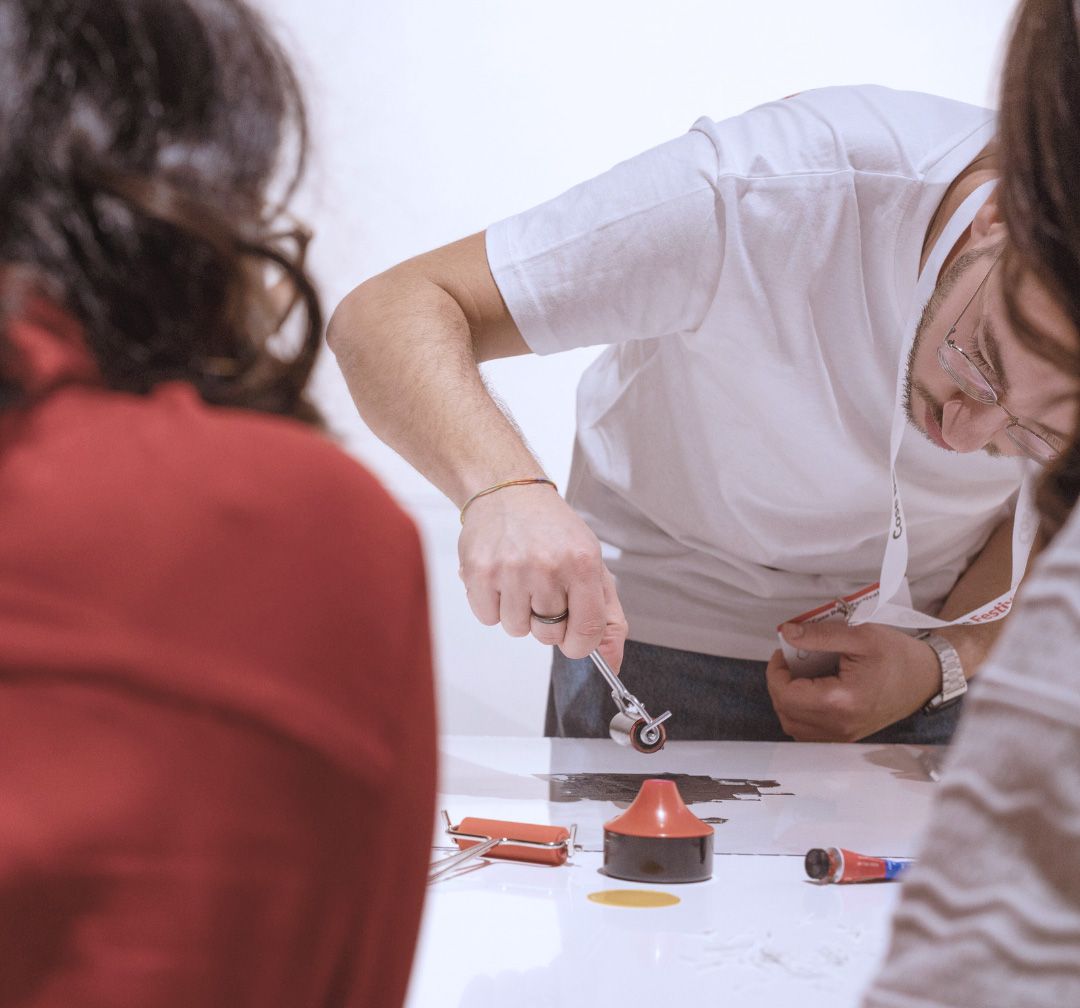 Stampa artistica con linoleum, il Tavolo creativo, a cura di Giovanni Gastaldi, a Cose Belle Festival 2024