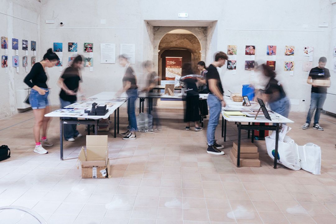 Cose Belle Market allestito all'interno del Palazzo Santa Chiara, a Tropea, durante Cose Belle Festival.